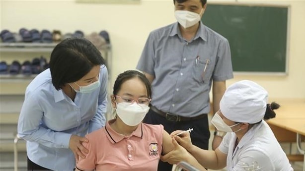 A student gets vaccinated against COVID-19. (Photo: VNA)