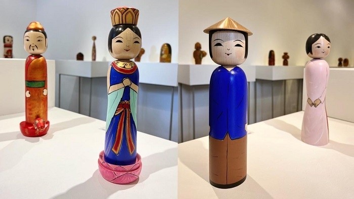Four Kokeshi dolls wearing Vietnamese costumes on display at the exhibition (Photo: NDO/My Hanh)