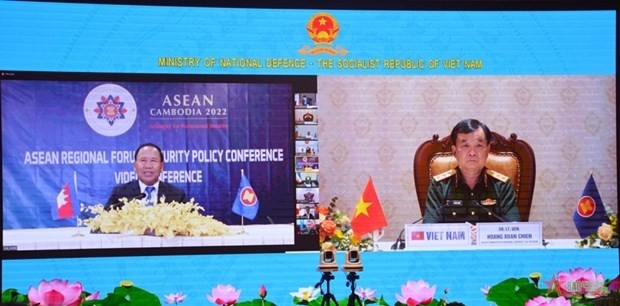 Cambodia's General Nem Sowat (R) and Vietnam's Deputy Defence Minister Sen. Lt. Gen. Hoang Xuan Chien at the online conference on June 3 (Photo: qdnd.vn)