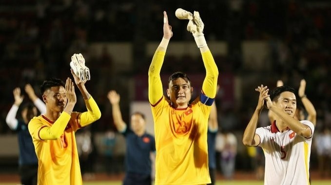 Goalkeeper Dang Van Lam (middle) wears the captain armband in the match against Afghanistan. (Photo: vnexpress)
