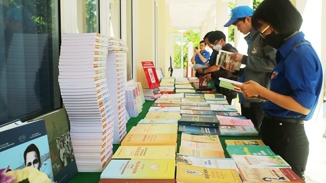Visitors at the exhibition (Photo: baokhanhhoa.vn)