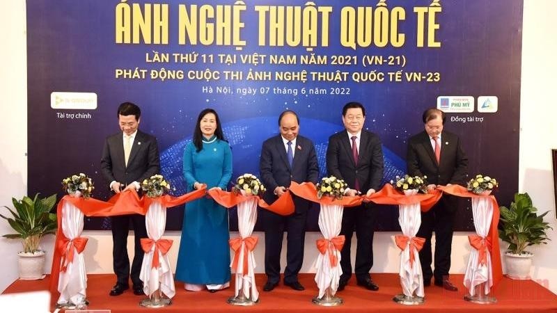President Nguyen Xuan Phuc cuts the ribbon to open the exhibition. (Photo: Tran Hai)
