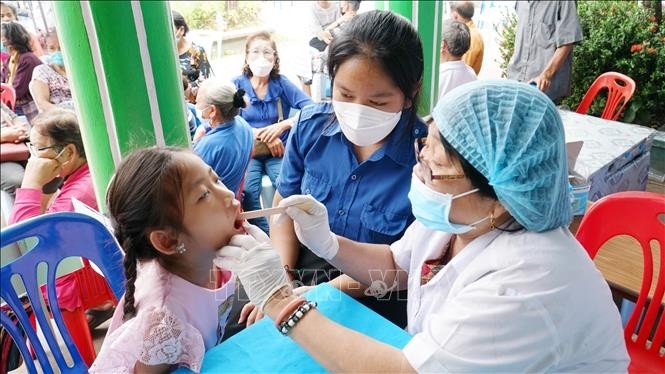 Vietnamese doctors provide free health check-ups and medicine to needy people in Laos (Photo: VNA)