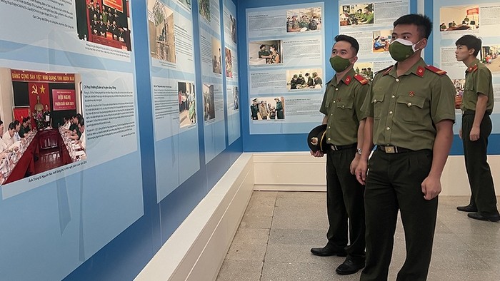 Visitors to the exhibition "The simple and noble examples" (Photo: NDO)