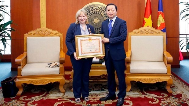 Minister of Environment and Natural Resources Tran Hong Ha (right) presents the insignia “For the Natural Resources and Environment cause” to USAID Vietnam Mission Director Ann Marie Yasticshock. (Photo: VNA)
