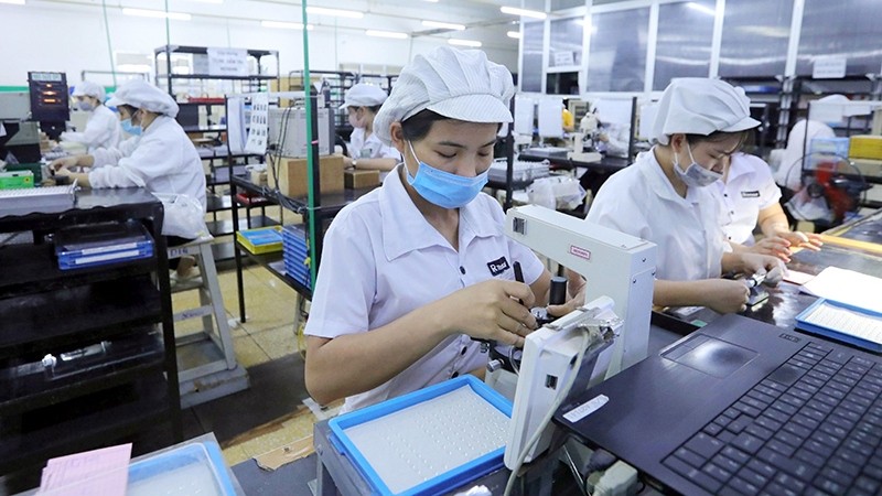 Manufacturing lens at a Japanese-invested firm in Hoa Binh Province. (Photo: Viet Chung)