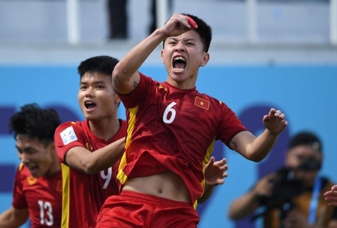 Vietnamese players celebrate after Vu Tien Long equalises the score in the 83rd minute. (Photo: AFC)