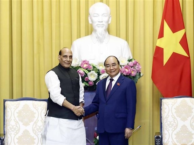 President Nguyen Xuan Phuc (R) meets with Indian Defence Minister Rajnath Singh in Hanoi on June 8. (Photo: VNA)