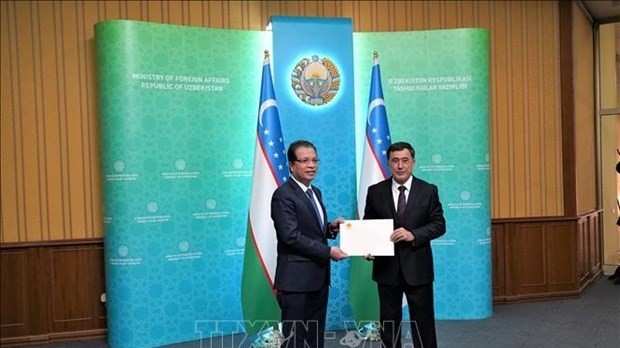 Vietnamese Ambassador Dang Minh Khoi (left) a letter of credentials to Uzbekistan's acting Minister of Foreign Affairs Vladimir I. Norov. (Photo: VNA)