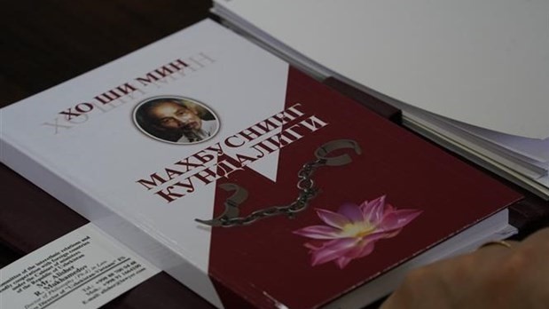 The Uzbek version of late Vietnamese President Ho Chi Minh’s collection of poems “Nhat Ky Trong Tu” (Prison Diary)(Photo: VNA)