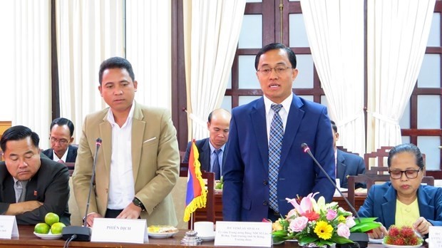 Secretary of the Party Committee and Governor of Sekong province of Laos Leklay Sivilay (R) speaks at the working session with Thua Thien - Hue’s officials (Photo: VNA) 