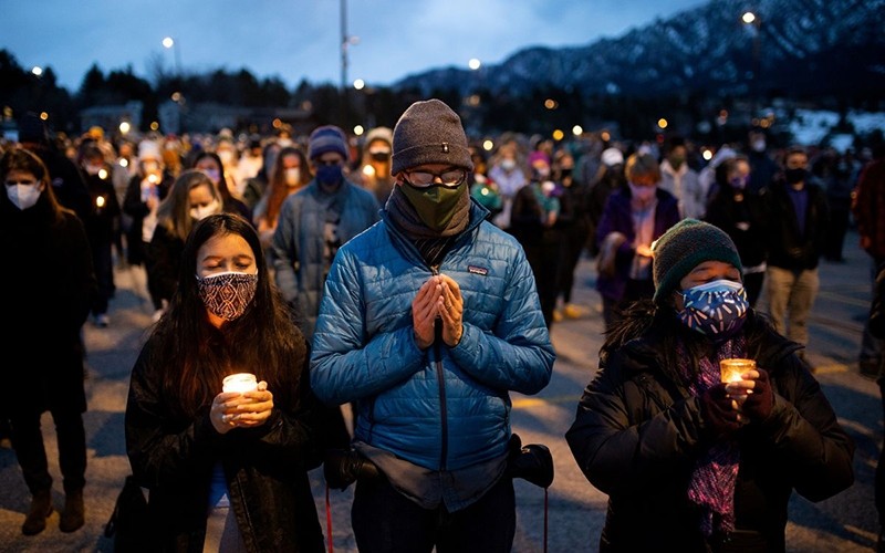 People pray for the victims at the site of a mass shooting in Colorado, USA, in March 2021. (Photo: Reuters)