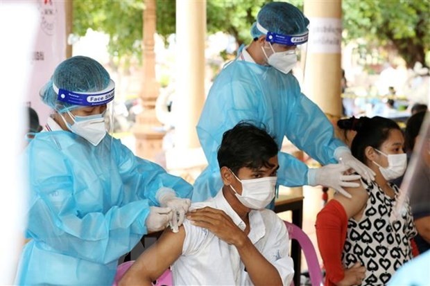 People in Phnom Penh, Cambodia vaccinated against COVID-19 on July 8, 2021. (Photo: VNA)
