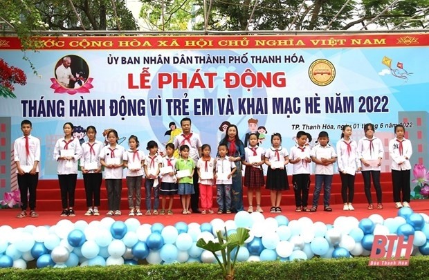 Children with difficult circumstance, who have outstanding academic performance, receive gifts at the launch of the action month for children in central province of Thanh Hoa. (Photo: baothanhhoa.vn)