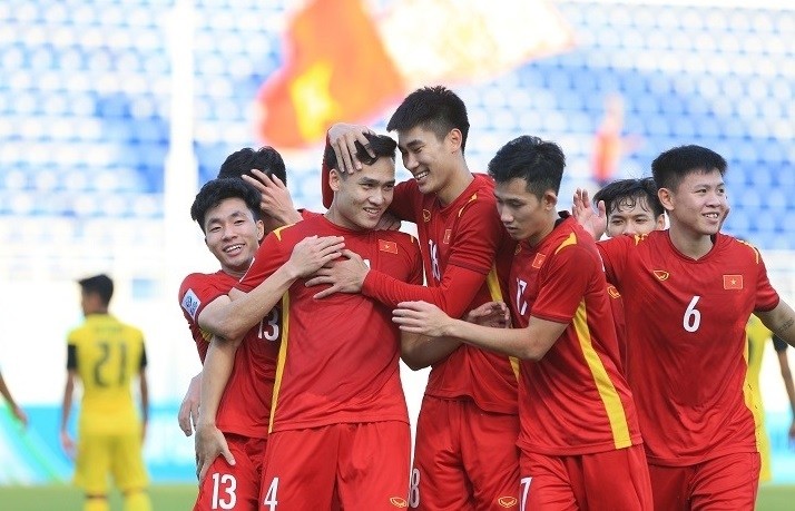 Vietnamese players celebrate scoring a goal during their match against Malaysia. (Photo: 24h.com.vn)