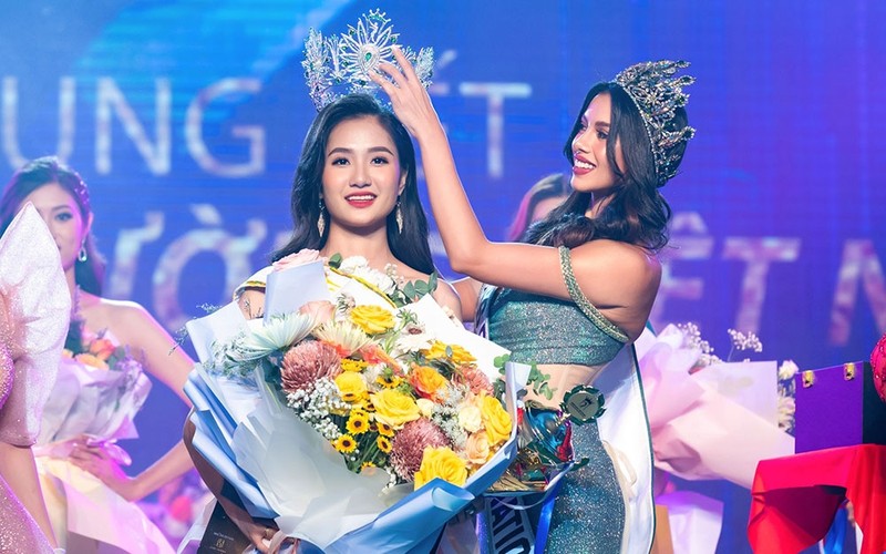 The Miss Eco International Kathleen Paton presented the title of 'Miss Eco Vietnam' to Nguyen Thanh Ha. (Photo: Organising board)