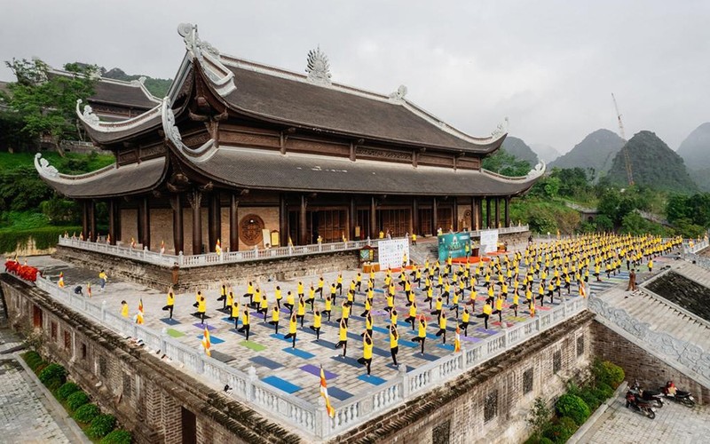 Mass yoga performance at Tam Chuc pagoda in the northern province of Ha Nam in May. (Photo courtesy of the Indian Embassy in Vietnam)