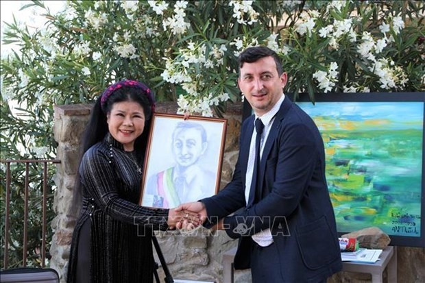 Artist Van Duong Thanh (L) presents a painting to Passignano sul Trasimeno Mayor, Sandro Pasquali (Photo: VNA)