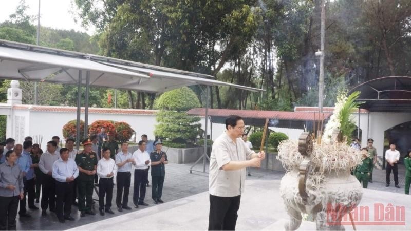Prime Minister Pham Minh Chinh offers incense at the tomb of 10 female martyrs who laid down their lives at Dong Loc T-junction. (Photo: NGO TUAN)