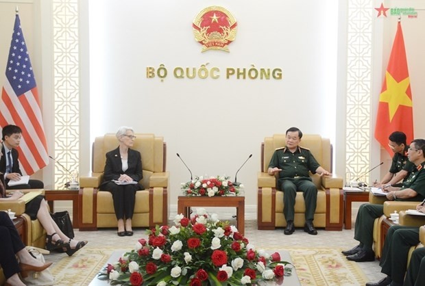 Deputy Minister of National Defence Sen. Lt. Gen. Hoang Xuan Chien (right) and US Deputy Secretary of State Wendy Sherman. (Photo: VNA)