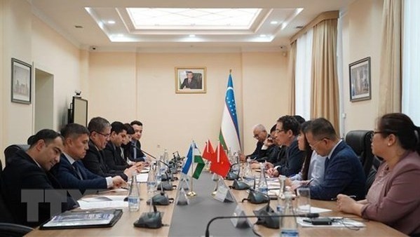 Vietnamese Ambassador to Russia and Uzbekistan Dang Minh Khoi at a working session with Uzbek Ministry of Investment and Foreign Trade. (Photo: VNA)