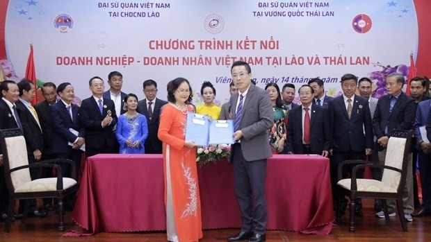 Vietnamese companies in Laos and Thailand exchange a signed business cooperation memoranda at the forum. (Photo: VNA)