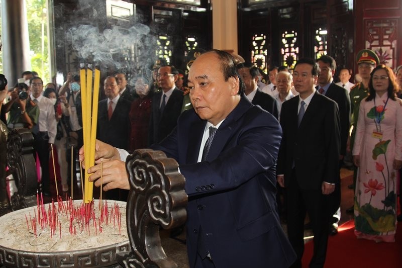 President Nguyen Xuan Phuc offers incense to Pham Hung at a memorial site dedicated to the late Chairman in Long Phuoc commune, Long Ho district, Vinh Long province.