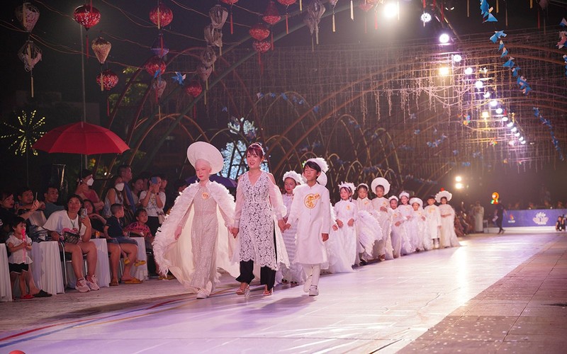 Child models perform on a 100m-long stage. (Photo: Provided by the organising board)