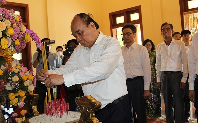 President Nguyen Xuan Phuc offers incense in memory of former Prime Minister Vo Van Kiet (Photo: NDO)
