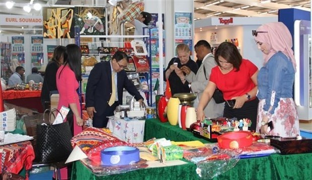 Visitors at the Vietnamese pavilion at the 53rd International Fair of Algiers held at the Safex Exhibition Centre. (Photo: VNA)