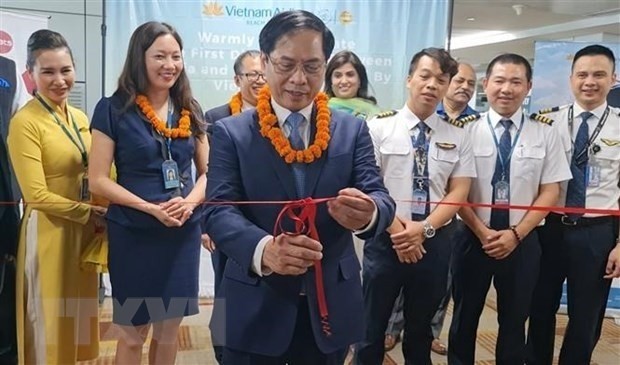 Foreign Minister Bui Thanh Son cuts a symbolic ribbon to inaugurate a direct route between Hanoi and New Delhi. (Photo: VNA)