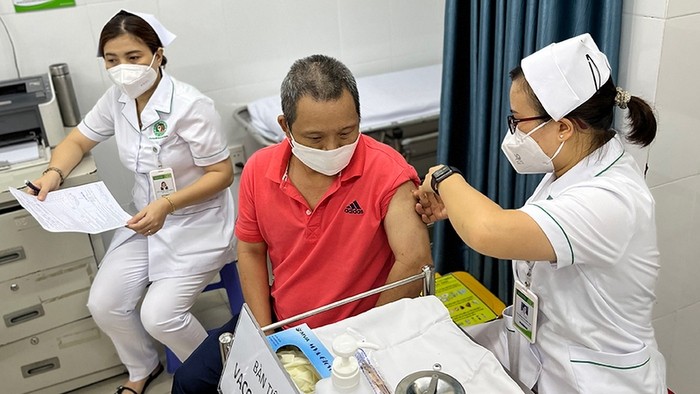 At a vaccination site in Le Van Thinh hospital in Thu Duc district. (Photo: NDO)