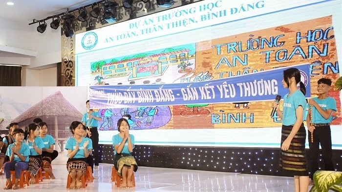 Students of Quang Tri province stage a play to recap the project’s outcomes at their schools during the conference (Photo: baoquangtri.vn)