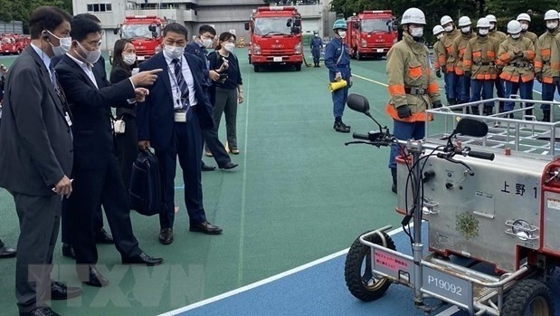 Major General Nguyen Tuan Anh, head of the Department of Fire Prevention, Fighting and Rescue under the Ministry of Public Security (second from left)visits the Tokyo Fire Academy. (Photo: VNA)