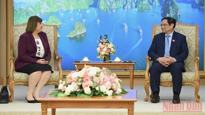Prime Minister Pham Minh Chinh (R) and Egyptian Ambassador Amal Abdel Kader Elmorsi Salama (Photo: NDO/Tran Hai)