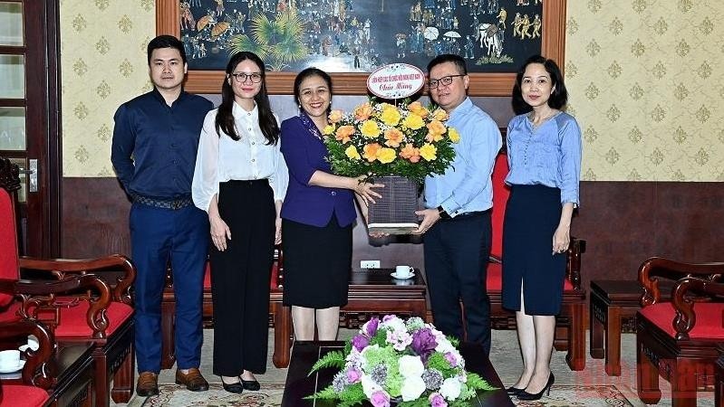 VUFO President Nguyen Phuong Nga extends her congratulations to Nhan Dan Newspaper on Vietnam Revolutionary Press Day. (Photo: Dang Khoa)