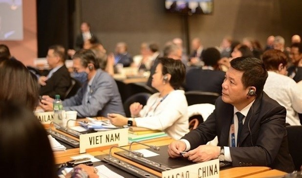 Minister of Industry and Trade Nguyen Hong Dien (first, right) at the conference. (Photo: VNA)
