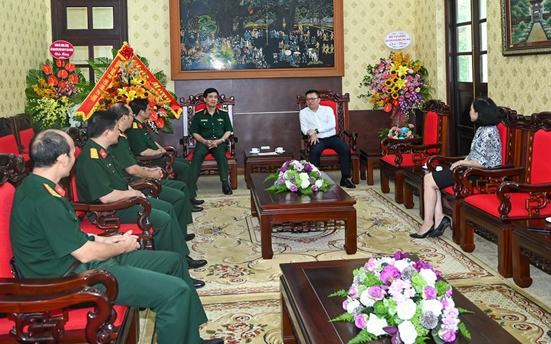Editor-in-Chief of the Nhan Dan Newspaper Le Quoc Minh receives the delegation from the General Department of Logistics under the Vietnamese Ministry of National Defence. (Photo: DUY LINH)