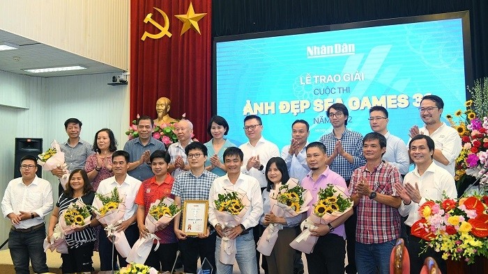 Winners of the photo contest awarded at the ceremony (Photo: NDO/Thanh Dat)