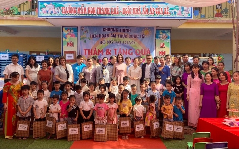The international delegation visited and gave gifts to children at a kindergarten in Thanh Khe Commune, Thanh Ha District.