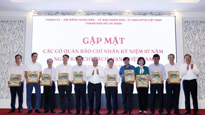 President Nguyen Xuan Phuc presents gifts to outstanding journalists in Ho Chi Minh City. (Photo: VNA)