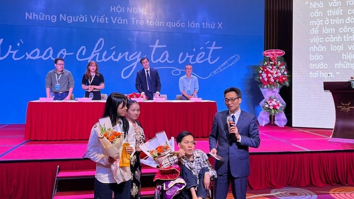 Deputy PM Vu Duc Dam presents President Nguyen Xuan Phuc's gifts to two special delegates. (Photo: NDO)
