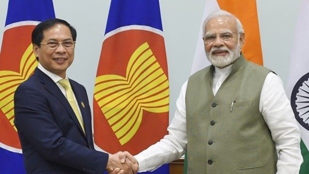 FM Bui Thanh Son (R) pays a courtesy call to Indian PM Narendra Modi (Photo: VNA)