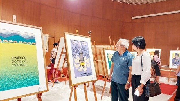 Visitors to the exhibition at Quang Ninh Museum in the northern province of Quang Ninh. (Photo: VNA)