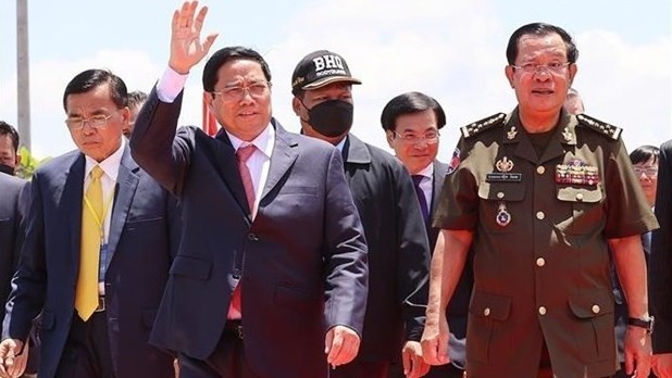 Prime Minister Pham Minh Chinh (L) and Cambodian PM Hun Sen (R). (Photo: VNA)
