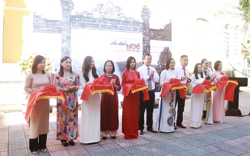 Delegates cut the ribbon to open the thematic gallery "Some documents about Hue Ao Dai in the past and present".