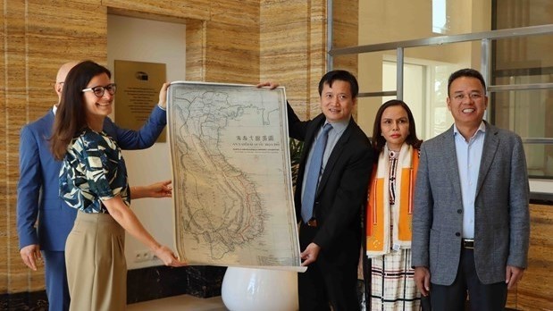 Vice President of the Diplomatic Academy of Vietnam Nguyen Hung Son (third, right) presents the map to Simina Badica from the House of European History (Photo: VNA)