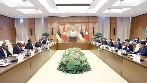 The talks between NA Chairman Vuong Dinh Hue and President of the Mozambican Assembly Esperanca Laurinda Francisco Nhiuane Bias in Hanoi on June 20. (Photo: VNA)