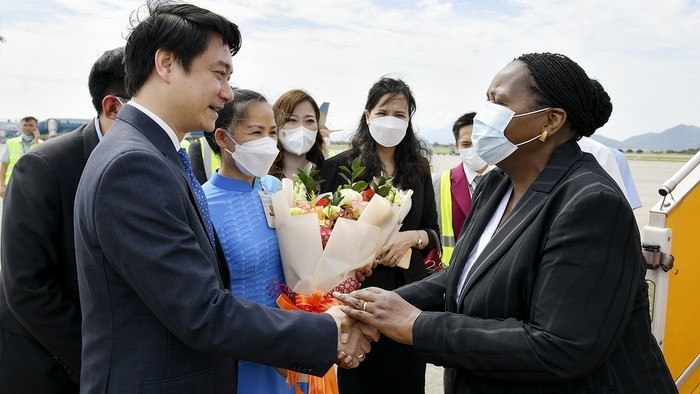 Mozambican Assembly President Esperanca Laurinda Francisco Nhiuane Bias is welcomed at Noi Bai International Airport. (Photo: quochoi.vn)