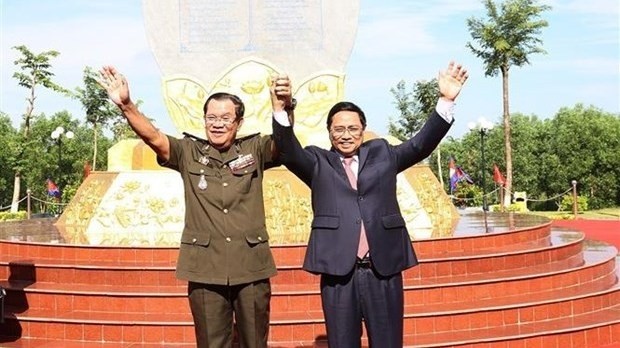 Prime Minister Pham Minh Chinh (R) and Cambodian Prime Minister Samdech Techo Hun Sen at the event. (Photo: VNA)